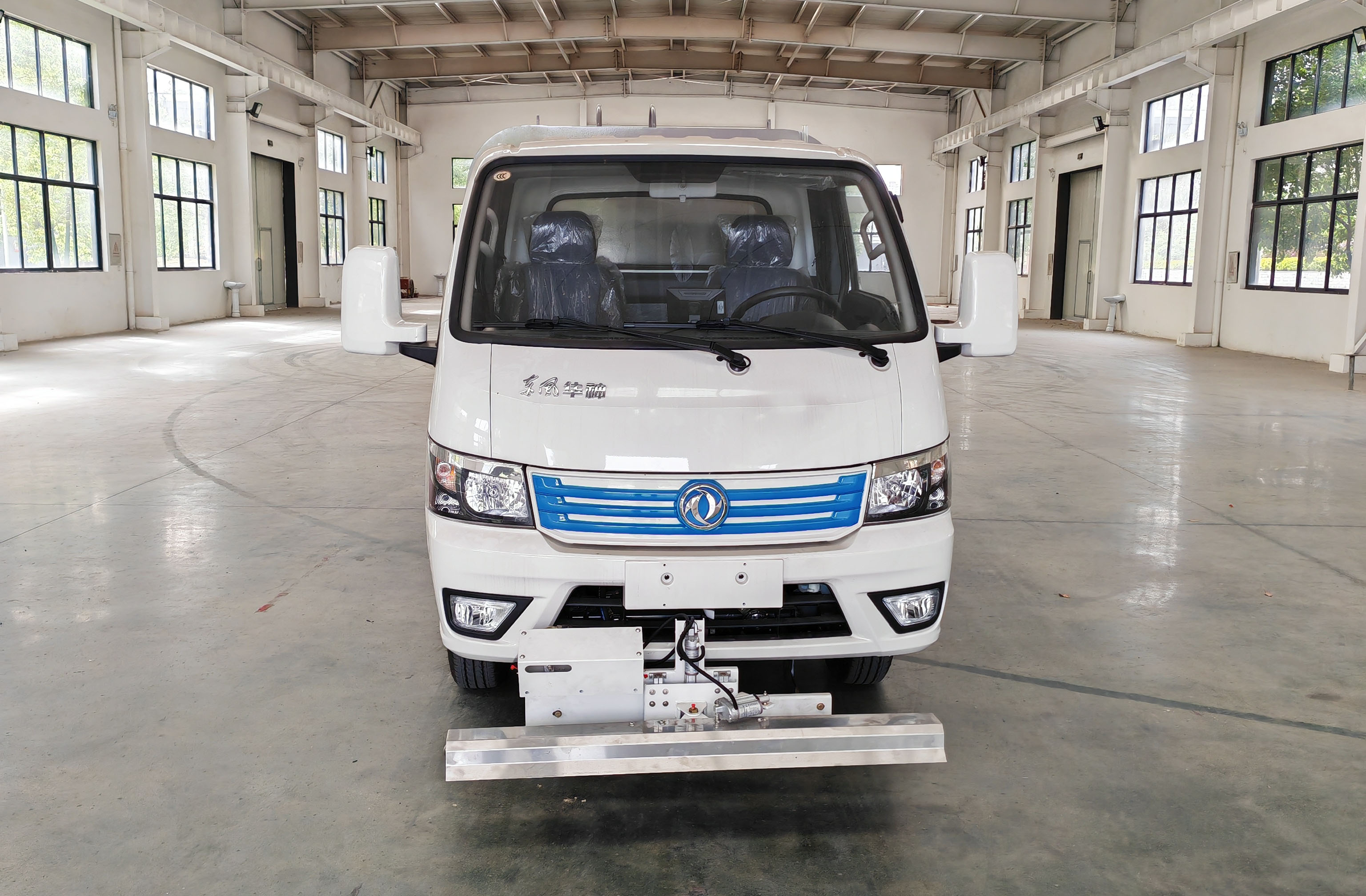 東風(fēng)華神3方路面高端養(yǎng)護(hù)車(chē)圖片2