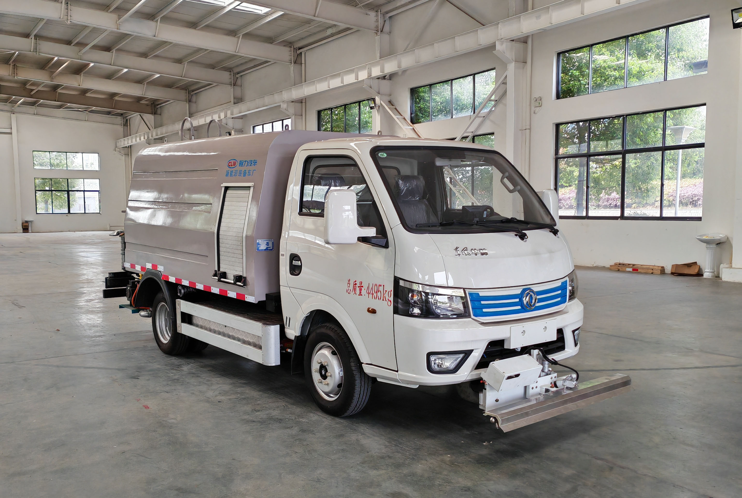 東風(fēng)華神3方路面高端養(yǎng)護車