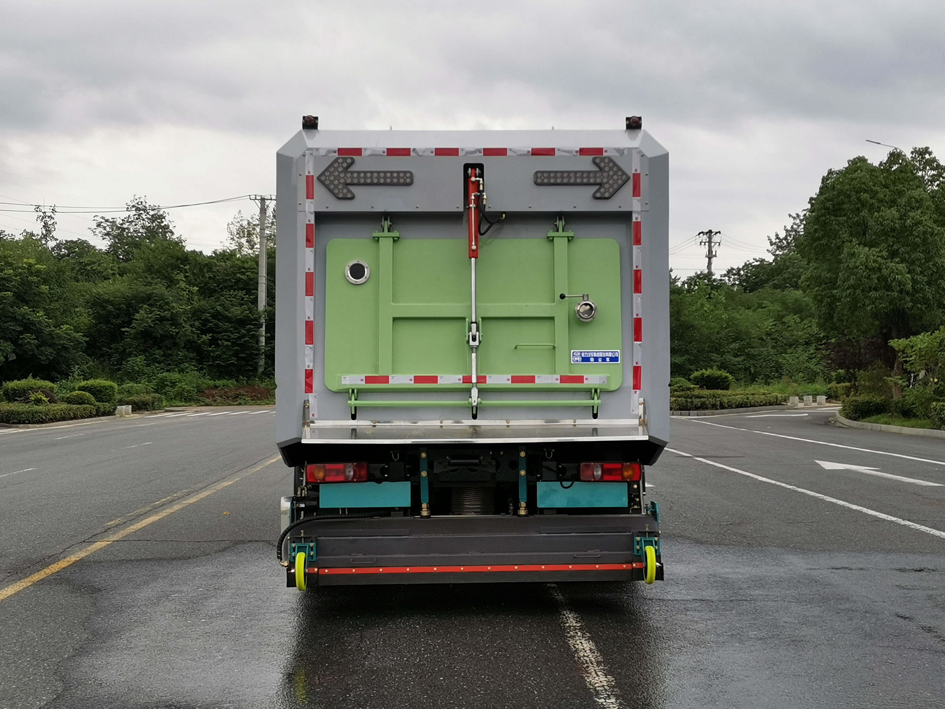 東風天錦11方純電動干濕兩用吸塵車圖片5