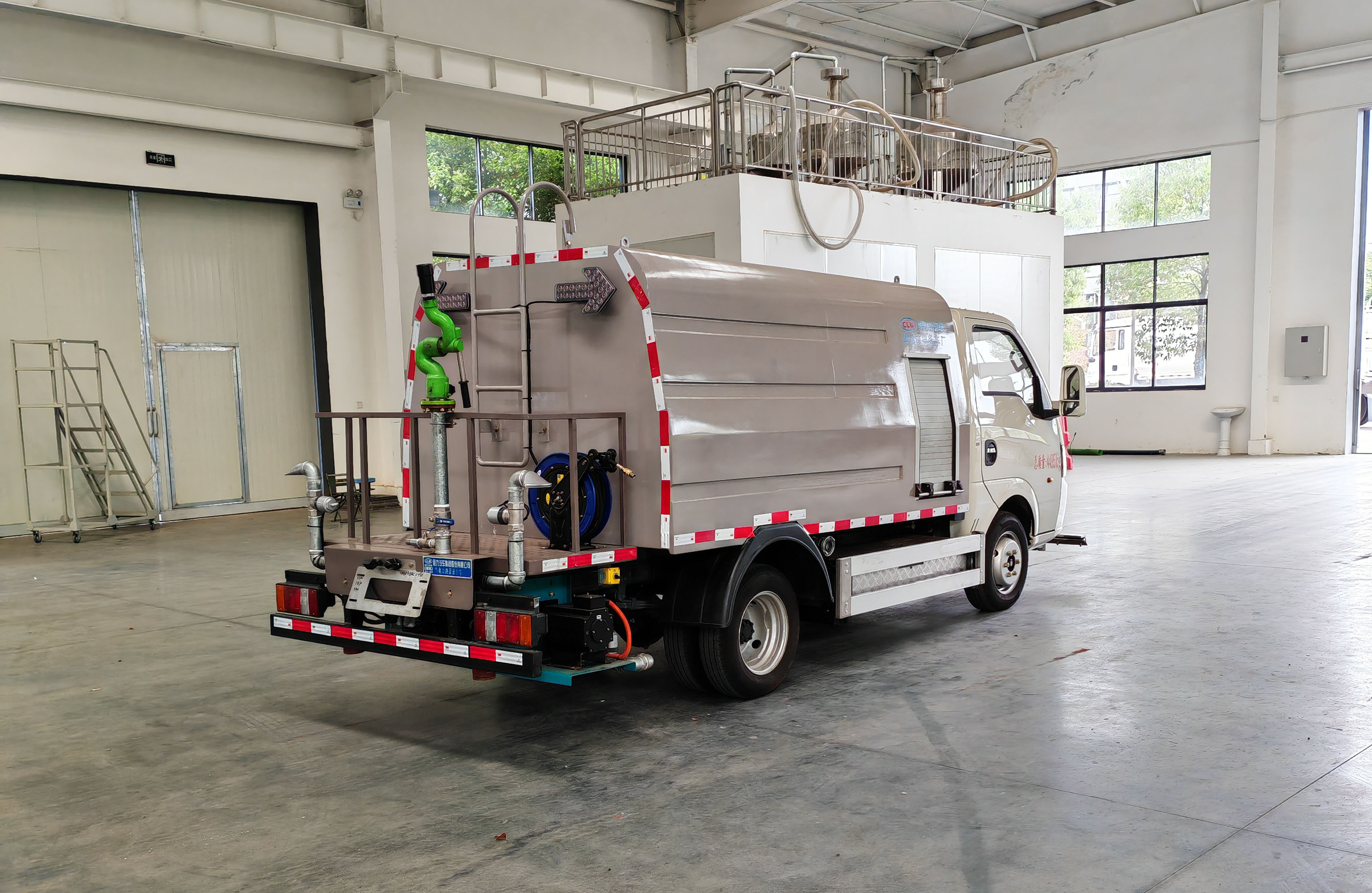 東風(fēng)華神3方路面高端養(yǎng)護(hù)車(chē)圖片4