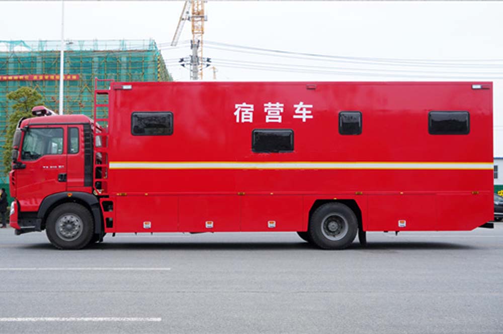 重汽單橋6人宿營(yíng)車(chē)圖片3